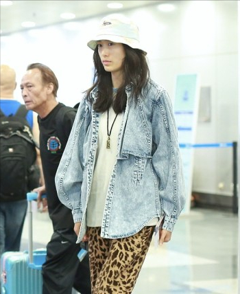 BiuVogue|陈冠希真有福气，嫩模老婆的气势很强，连豹纹的裤子都敢穿