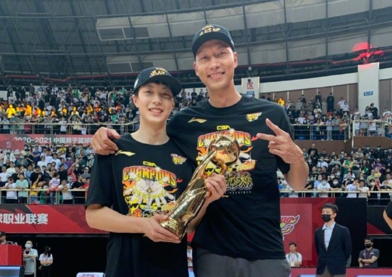 胡明轩|场均13+2+1,胡明轩拿FMVP!杜锋和名记说出心中MVP,不是胡明轩