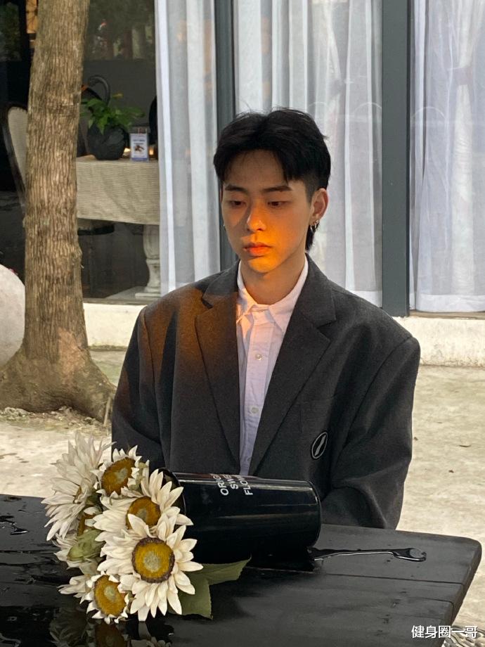 健身圈一哥 180cm身高的21岁大男孩,一身轻薄肌轻奢迷人,自拍毫不掩饰秀长腿!