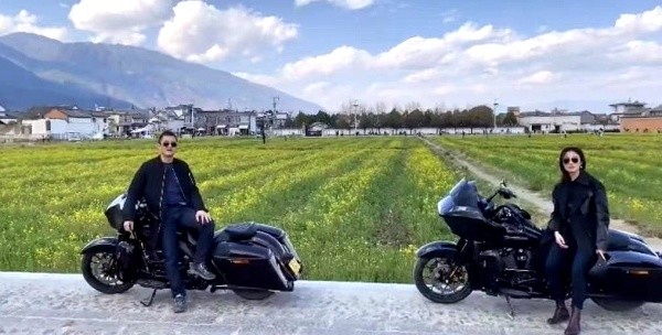 李亚鹏|李亚鹏和小19岁女友拍写真,海哈金喜超有范儿,手托腮像极了王菲