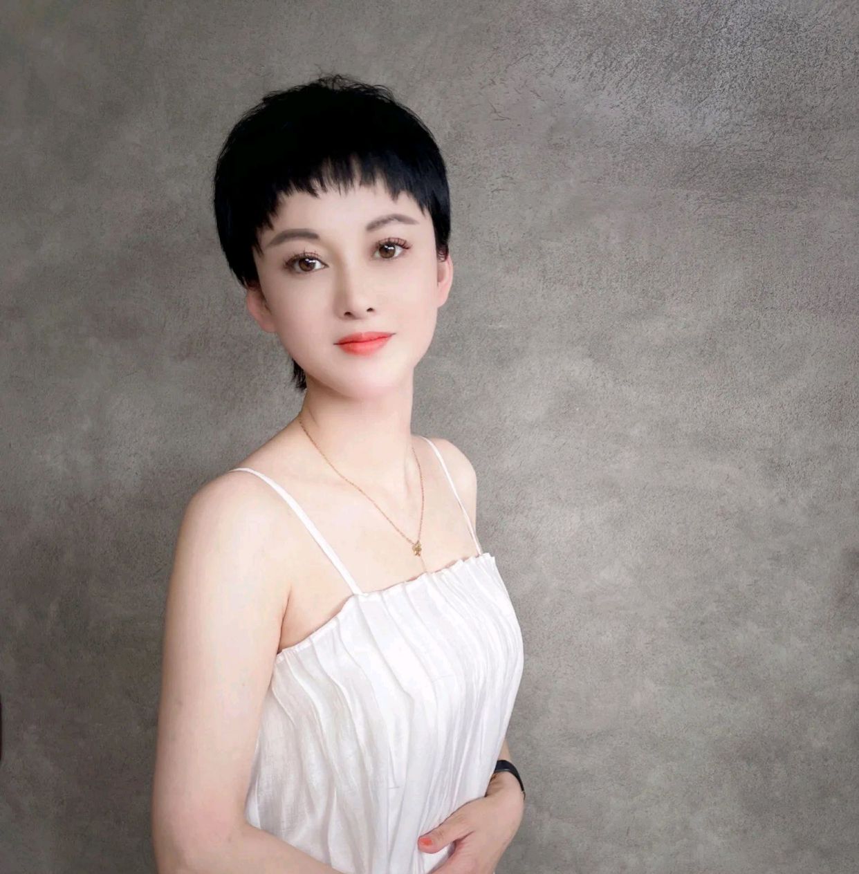 春夏穿搭|女士短发别乱剪，我推荐这4种，剪完让你大不一样