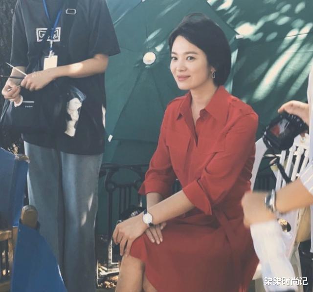 宋慧乔|宋慧乔终于复出拍戏！片场穿阔腿裤身材暴瘦，满脸忧郁没有笑颜