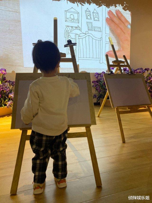 章子怡|章子怡与女儿亲子锻炼，醒醒被妈妈亲自压韧带，母女配合太有爱