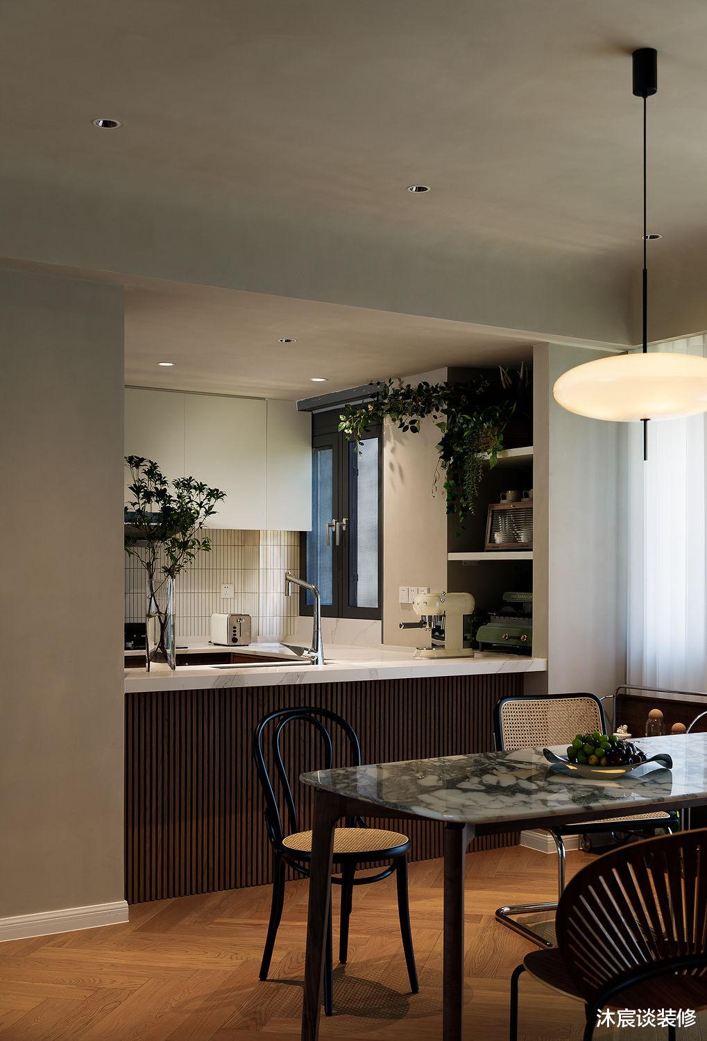 沐宸谈装修 深圳男子晒出自己的独居生活,室内温馨精致,网友问:还缺女主吗?