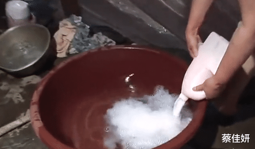 发型 故事:韩国50岁大叔拿风油精当眼药水,一天用掉一整瓶,现状如何