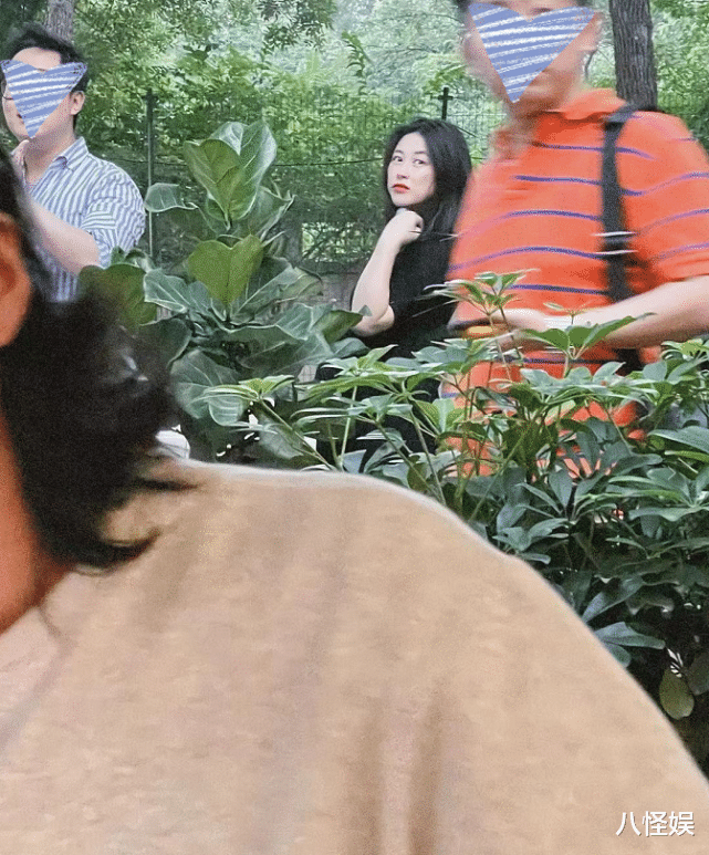 朱珠|朱珠遛弯被偶遇，孕晚期真实状态曝光，脸部浮肿手更是肿到变形