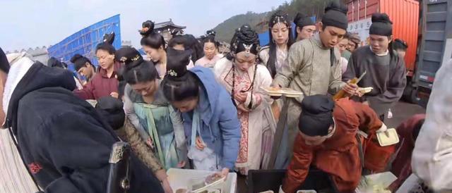 大学生|大学生漂泊横店，当群演吃盒饭，网友不解：怎么不找一个正经工作