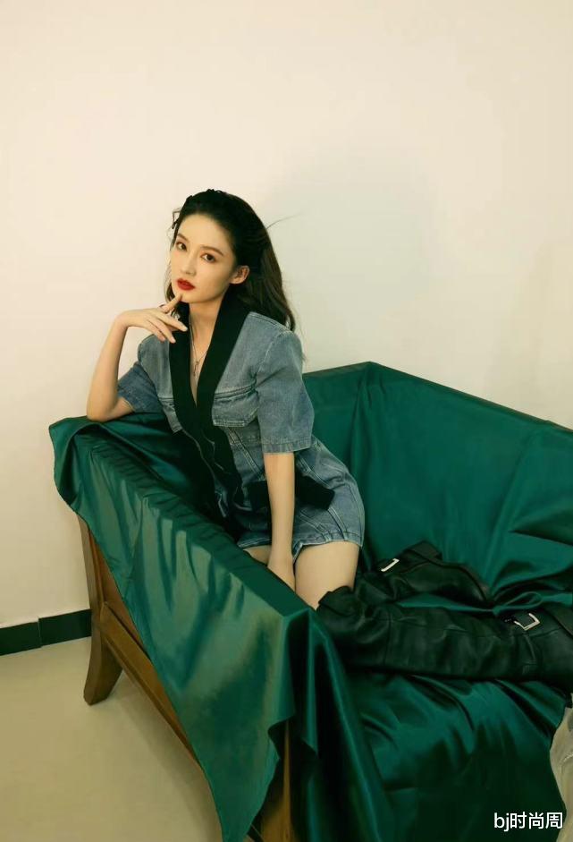 宁静|李沁眼光真不错，牛仔look搭配高筒靴，摩登少女很时髦