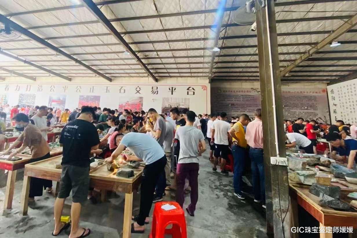 翡翠|天差地别的两块翡翠原石，切开却让人意外，赌石有风险入行需谨慎