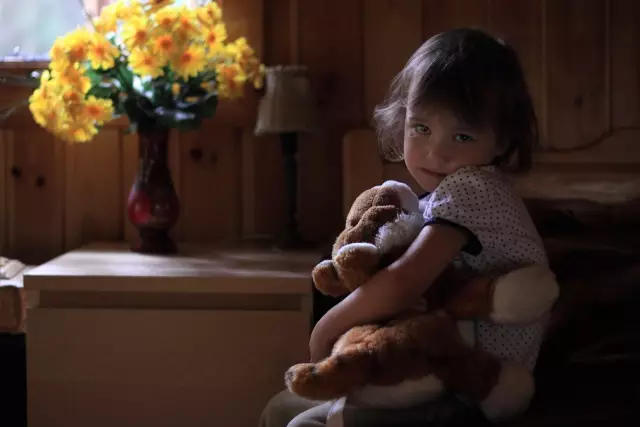 大橙子爆料|被亲妈押进派出所，被亲爹绑高楼外晾衣杆：你以为立竿见影的教育，毁孩子一生