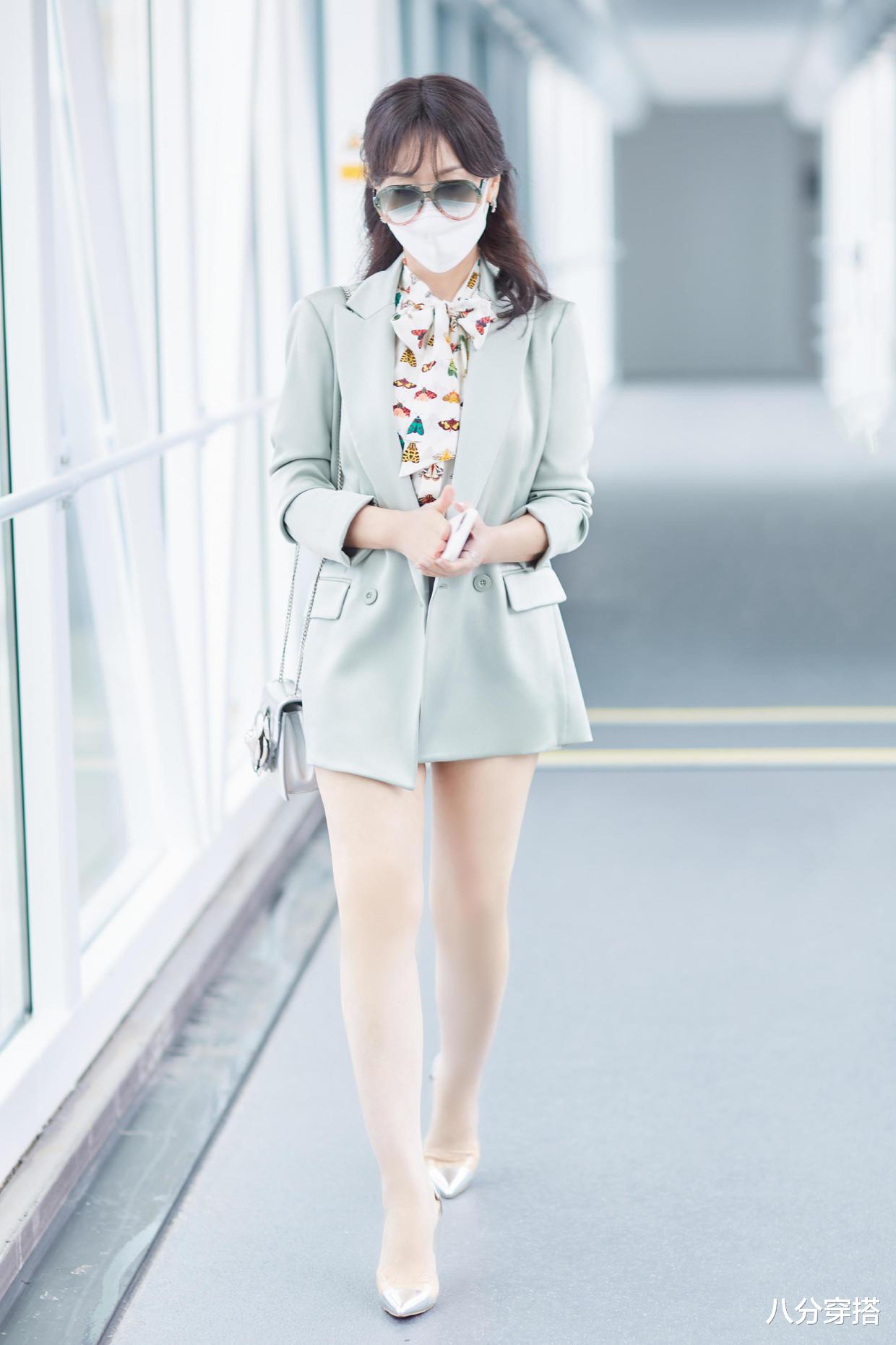 八分穿搭|赵雅芝才是“奶奶圈顶流”,穿白色连衣裙成熟优雅,身段不输少女