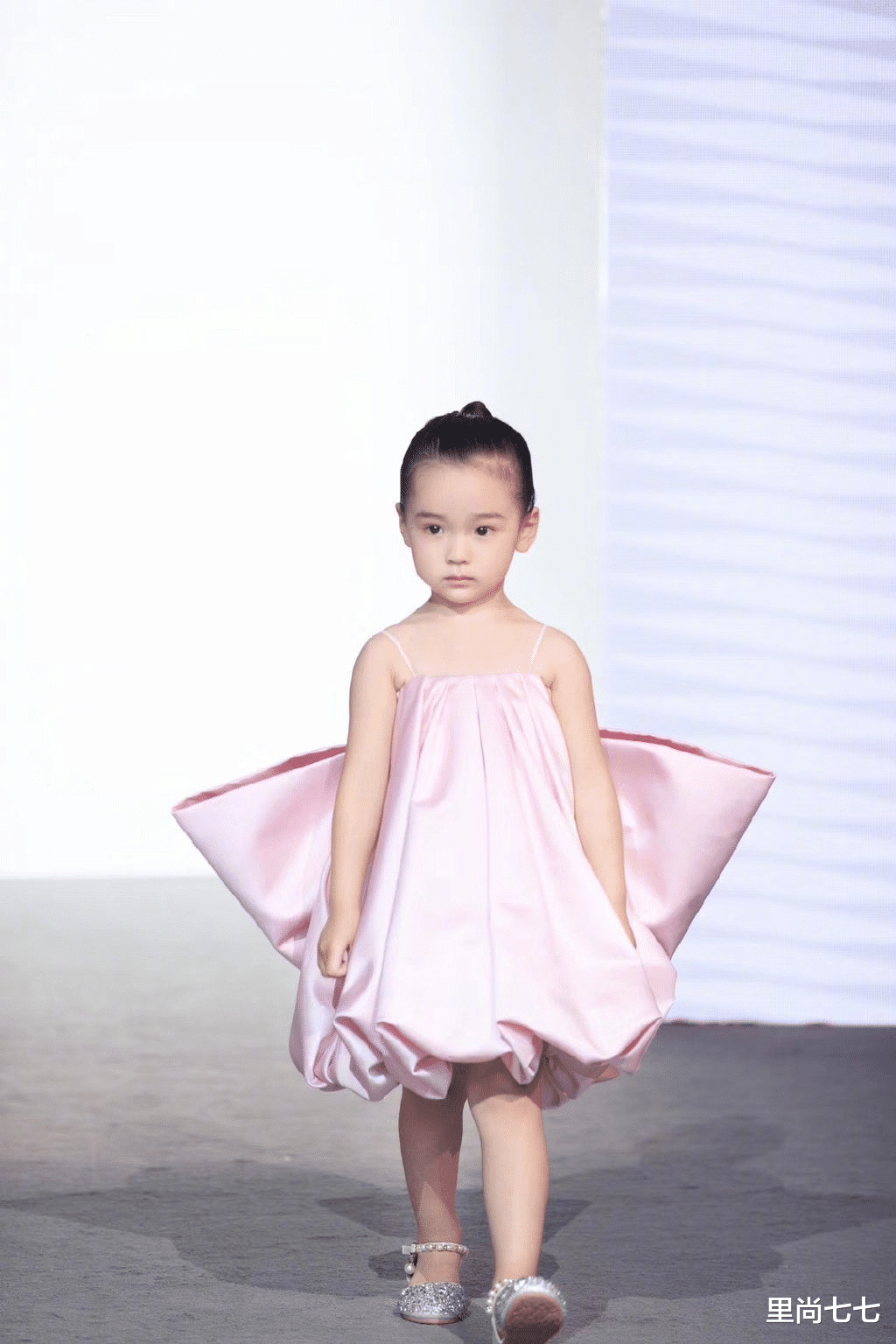 贾云馨|甜馨要出道？T台首秀化浓妆红唇太成熟，鞋子太大走路变“顺拐”