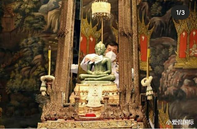 诗妮娜|泰王真身出镜，拉玛十世携素缇达为玉佛换装，诗妮娜仍在冷宫