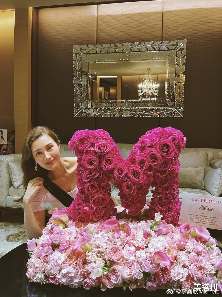 美搭刊|李嘉欣晒一家三口聚餐照片，穿咖色马甲长发披肩，51岁看着最多31