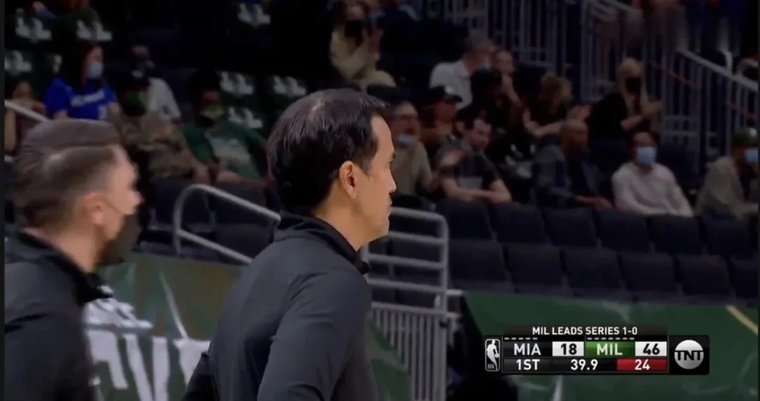 篮网队|惨败34分，抱腰摔+按压+垫脚+夹腿，心态崩了输球又输人啊！