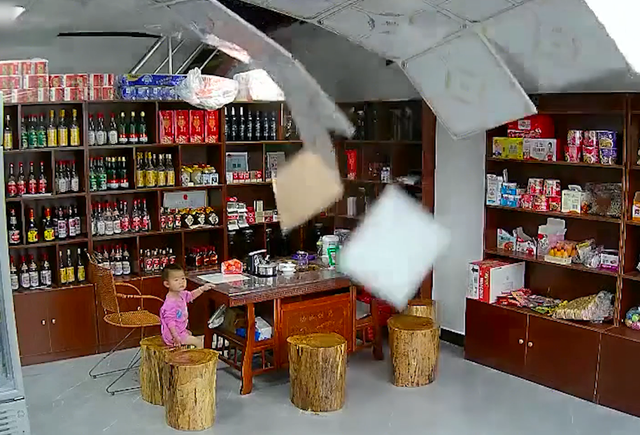 安然说社会 广东一超市天花板突然掉落，店里一岁孩子全程淡定，网友却急了！