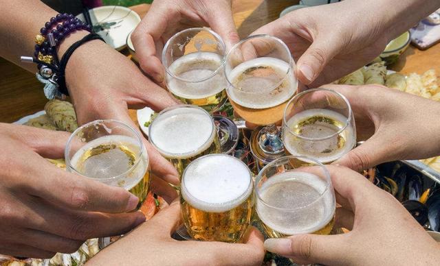 |请人喝酒,不会说开场白可不行,牢记这几句,让客人另眼相看