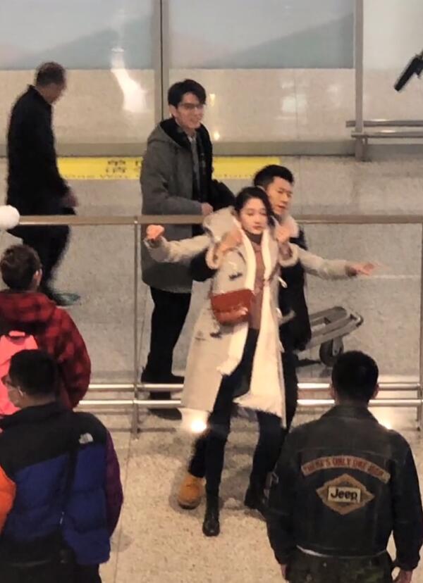 关晓彤|网友偶遇关晓彤拍戏，牛仔裙又土又丑小腹显胖，张一山驼背像老头