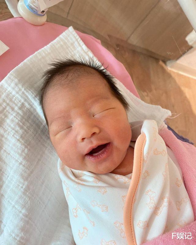 陈瑶|TVB小生洪永城官宣女儿出生 晒一家三口在产房的首张全家福