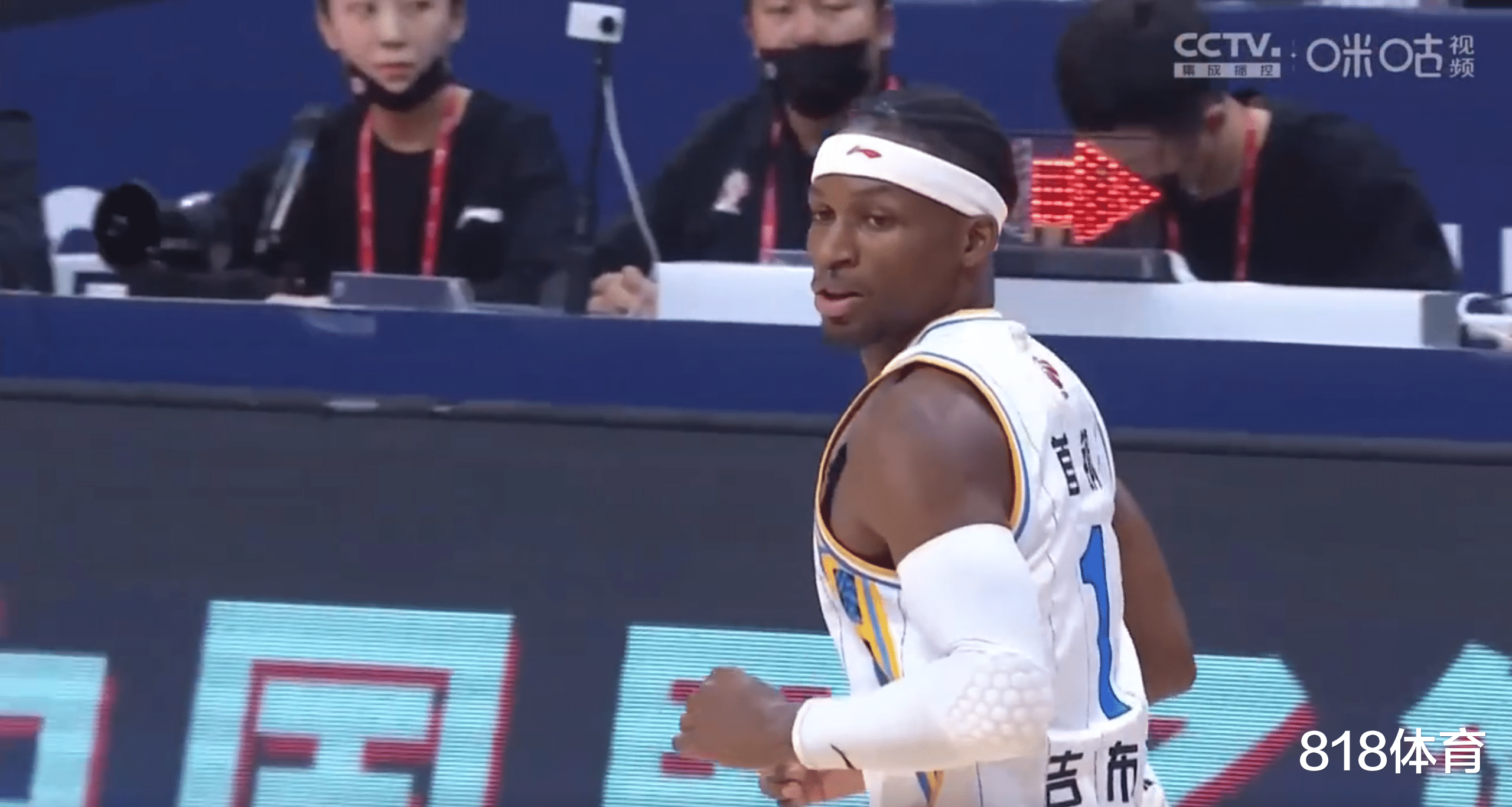 趙繼偉|球品見人品! 趙繼偉飛撲防守吉布森三分, 極限收腳避免墊腳對手