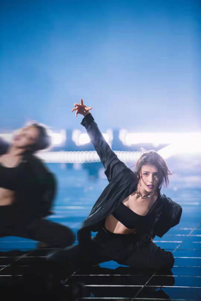 佟丽娅|佟丽娅暗黑系新造型曝光，一袭暗黑系造型又酷又飒！