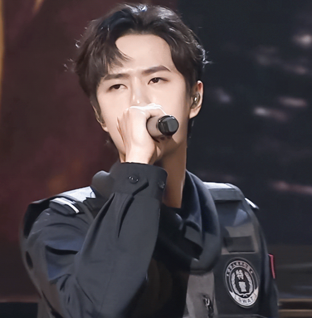 王一博|王一博献礼剧发型引争议，抛偶像包袱，发际线说明他的身体状况