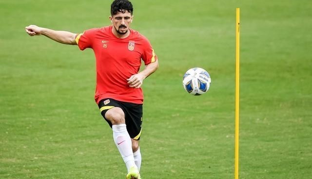 明明很棒|国足0比3溃败,中后卫排兵布阵引热议,中场也让人看不懂!