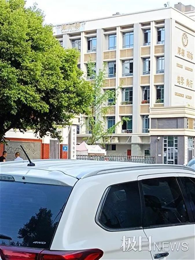 半岛晨报 母亲节当天，17岁男生突然在校内坠亡！官方今日凌晨通报！