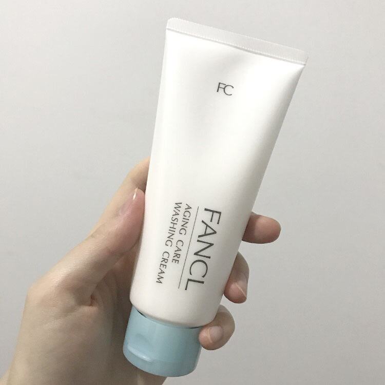 西装 改善肌肤暗沉的洗面奶：提亮你的肤色，让肌肤看上去更亮白通透