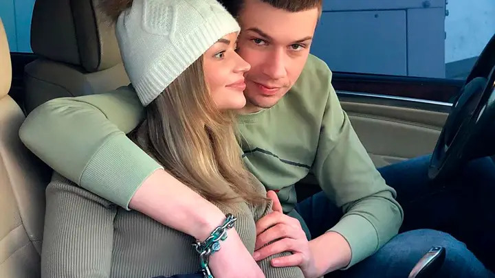 汤姆趣闻分享 冤家情侣用铁链24小时锁一起！誓要等到结婚日，上厕所时互擦吗？