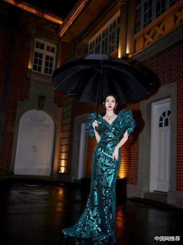 中国网推荐 鞠婧祎墨绿珠光鱼尾裙走红毯，莫名压个遭网友调侃