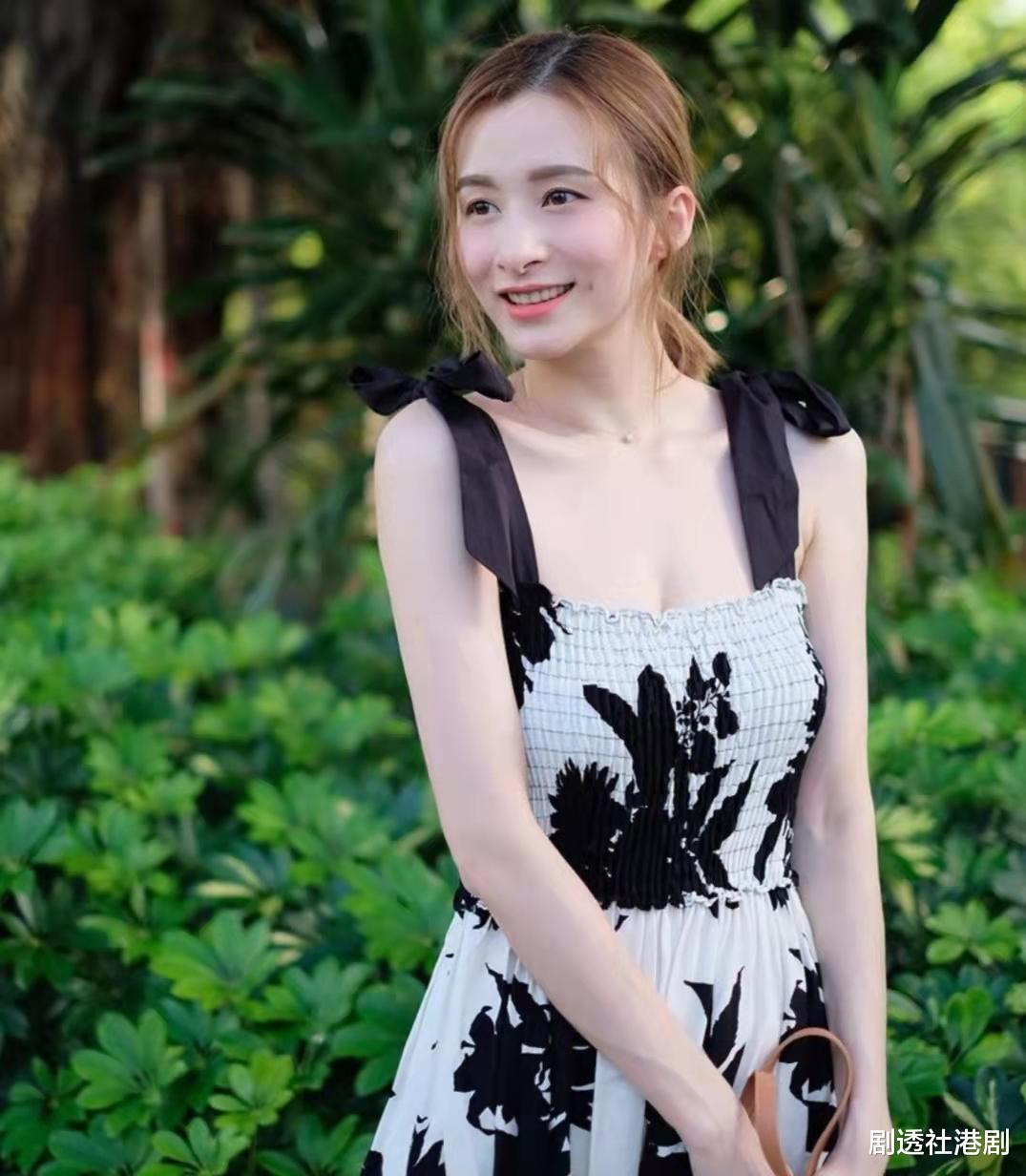 沈卓盈|辣妈！TVB上位小花产后四个月已恢复身形，大秀白滑长腿和事业线