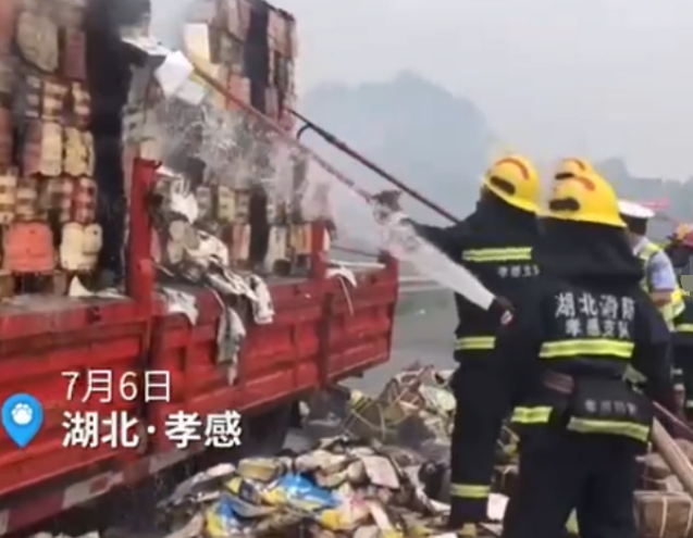 家有二宝育儿|15吨暑假作业高速上被烧，消防员火速扑救，可不能耽误孩子写作业