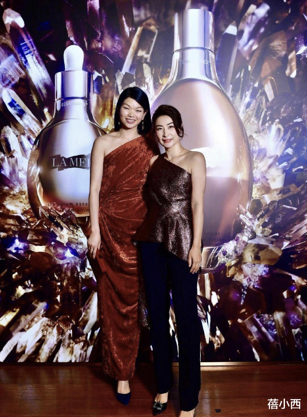 郭晶晶|郭晶晶学时髦了，罕见性感打扮，穿灰色裙身材一般但靠气场就赢了