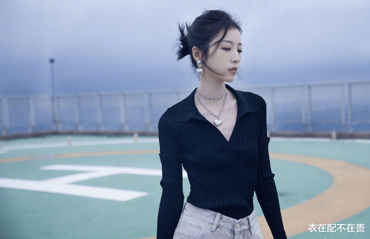 衣在配不在贵|今年火了一种穿法，叫“上深下浅”，学周雨彤这样穿，优雅又高级