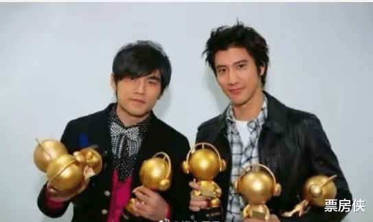 王力宏|42岁周杰伦为45岁王力宏庆生：20年的天王之争，终于分出了胜负