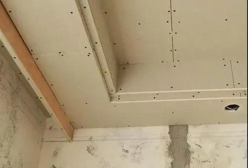 是李渔啊|吊顶为什么容易开裂？开裂后如何处理