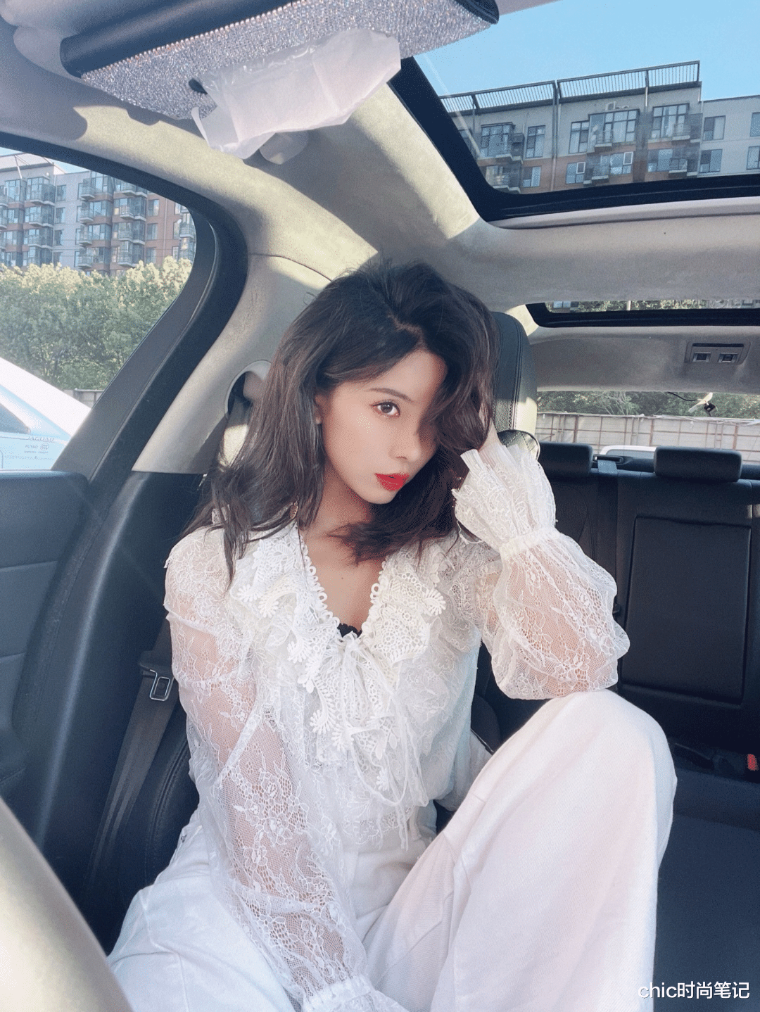 chic时尚笔记|夏日酷帅辣妹的搭配，黑白简约显身材，西装小层次气质感