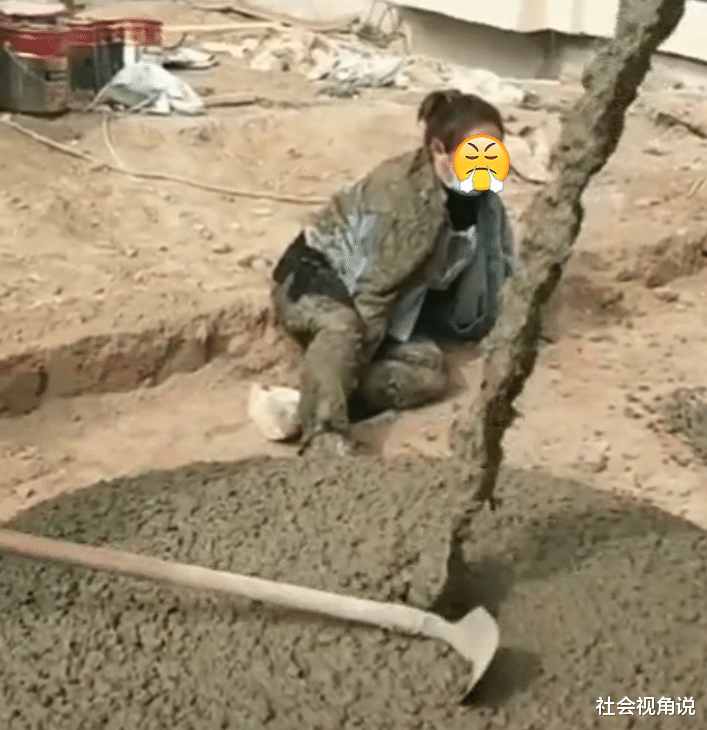 社会视角说 河南女子为要账，跪在混凝土中，满身泥泞污垢看着心酸