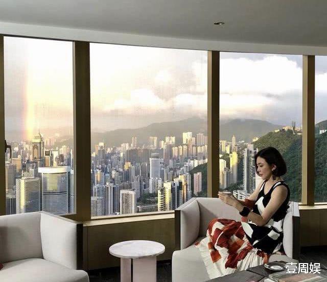 关之琳|59岁关之琳在豪宅啃汉堡，身材管理也不注重了，实在太接地气！