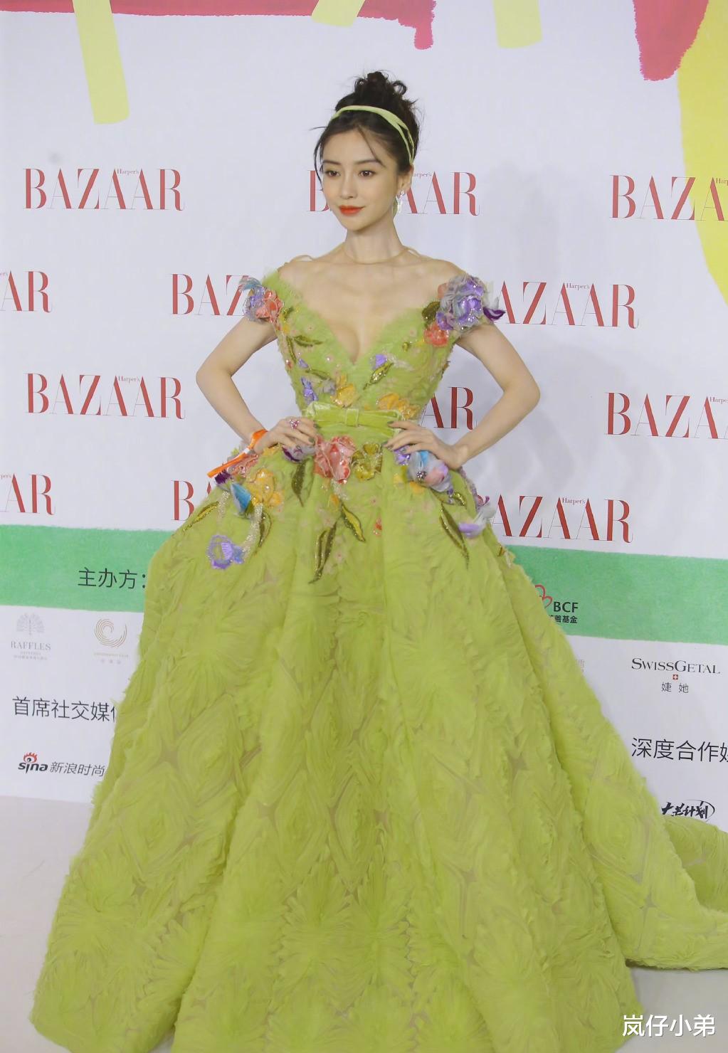 Angelababy|慈善明星夜大合照公开，C位当之无愧，宋茜被P上去，杨幂上前救场！