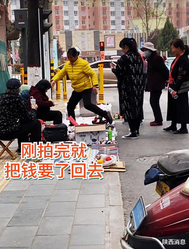 陕西消息 西安网红为拍段子“献爱心”，给老人500块钱，刚拍完就拿回！
