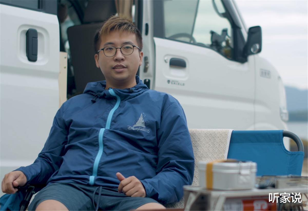 香港29岁“斜杠青年”，有家不回却住进3㎡的面包车上，转眼已2年