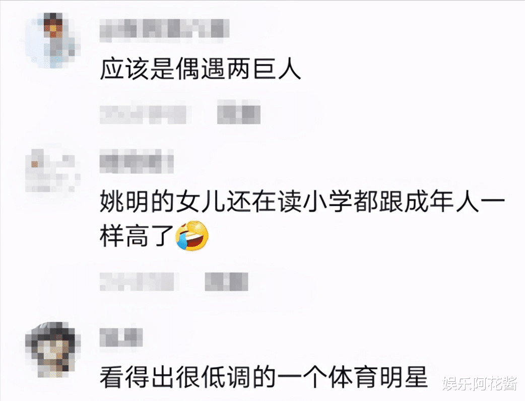 姚明|姚明带女儿外出游玩，10岁身高超路人，父女俩衣着朴素依旧显眼