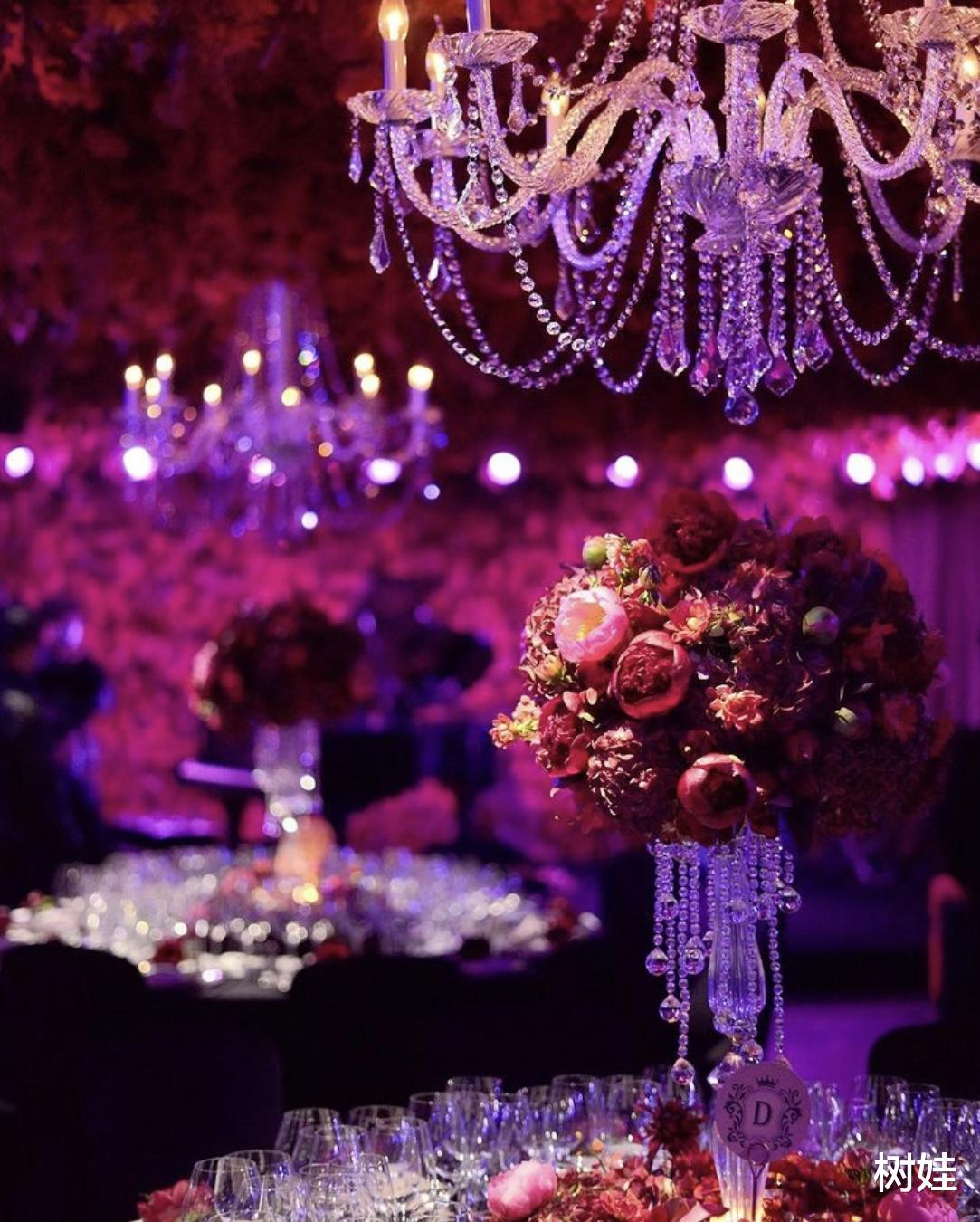 |刘嘉玲办宴会庆56岁生日，全家合照刘妈妈抢镜，母女气质不相上下