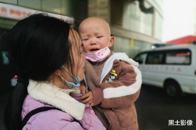 黑土影像 孩子患重症母亲欲遗弃，10分钟后哭着抱回，丈夫：你良心不痛吗？
