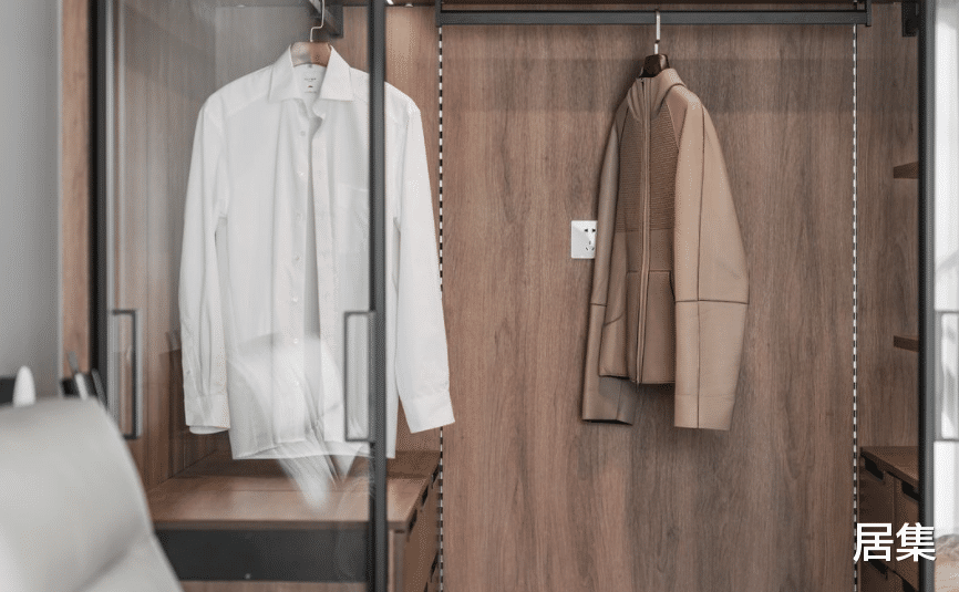 满屋涂鸦墙充满创意，闪闪发亮的鞋架，满足了“收纳狂”的小心愿