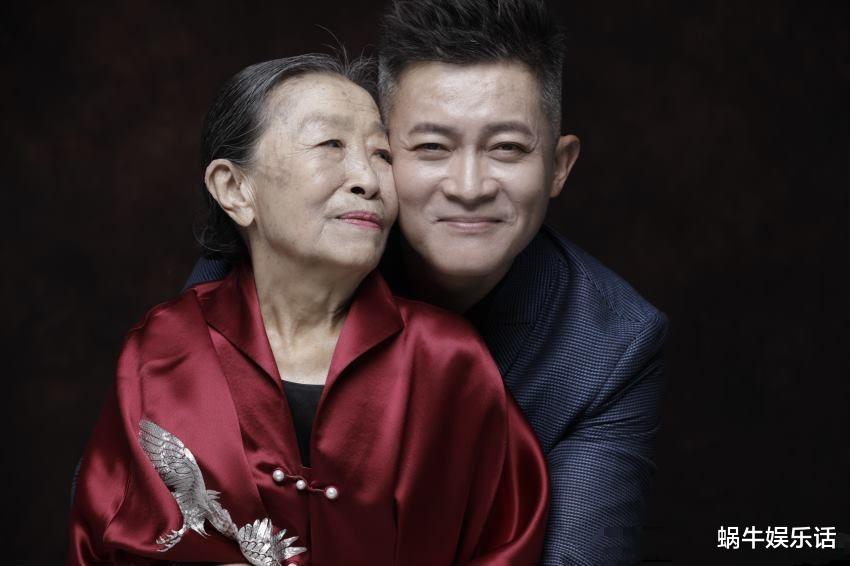 张艺兴|贾玲发文哀悼张少华遭骂，争议点不止一处，迫于压力重改文案