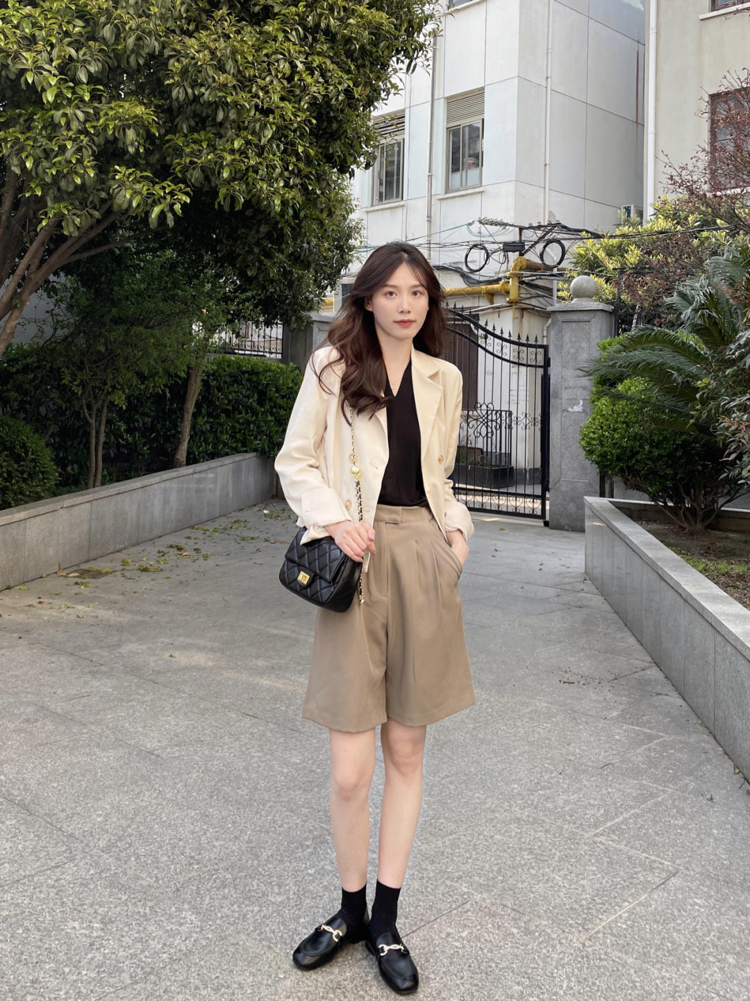 颜红橙|早秋穿搭示范，白色复古旗袍连衣裙温婉时髦，精致优雅有格调