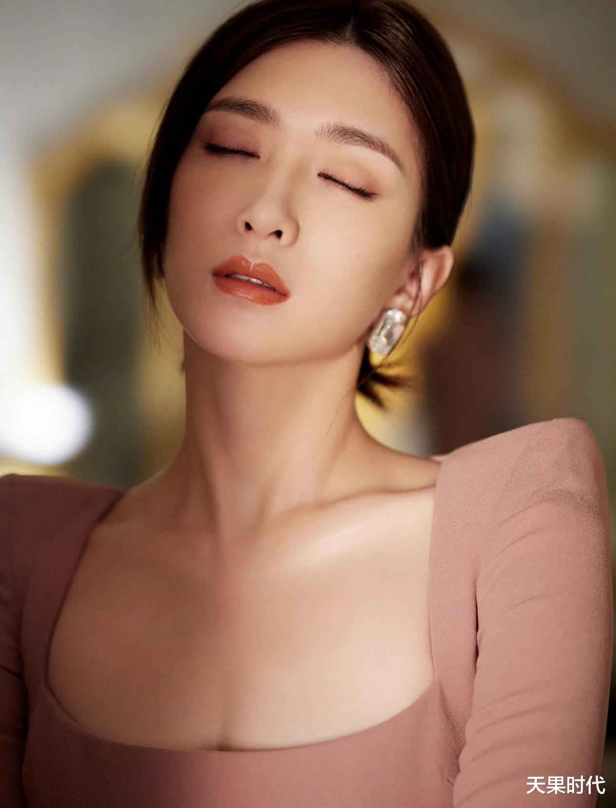 天果时代 裸粉色长裙的江疏影真美，尽显凹凸有致的曲线身材，腰臀比绝了